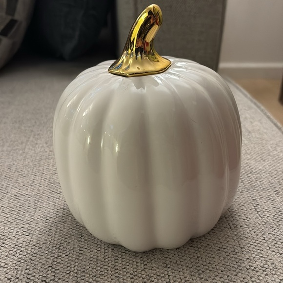 Friendsgiving Pumpkin - Picture 3 of 3